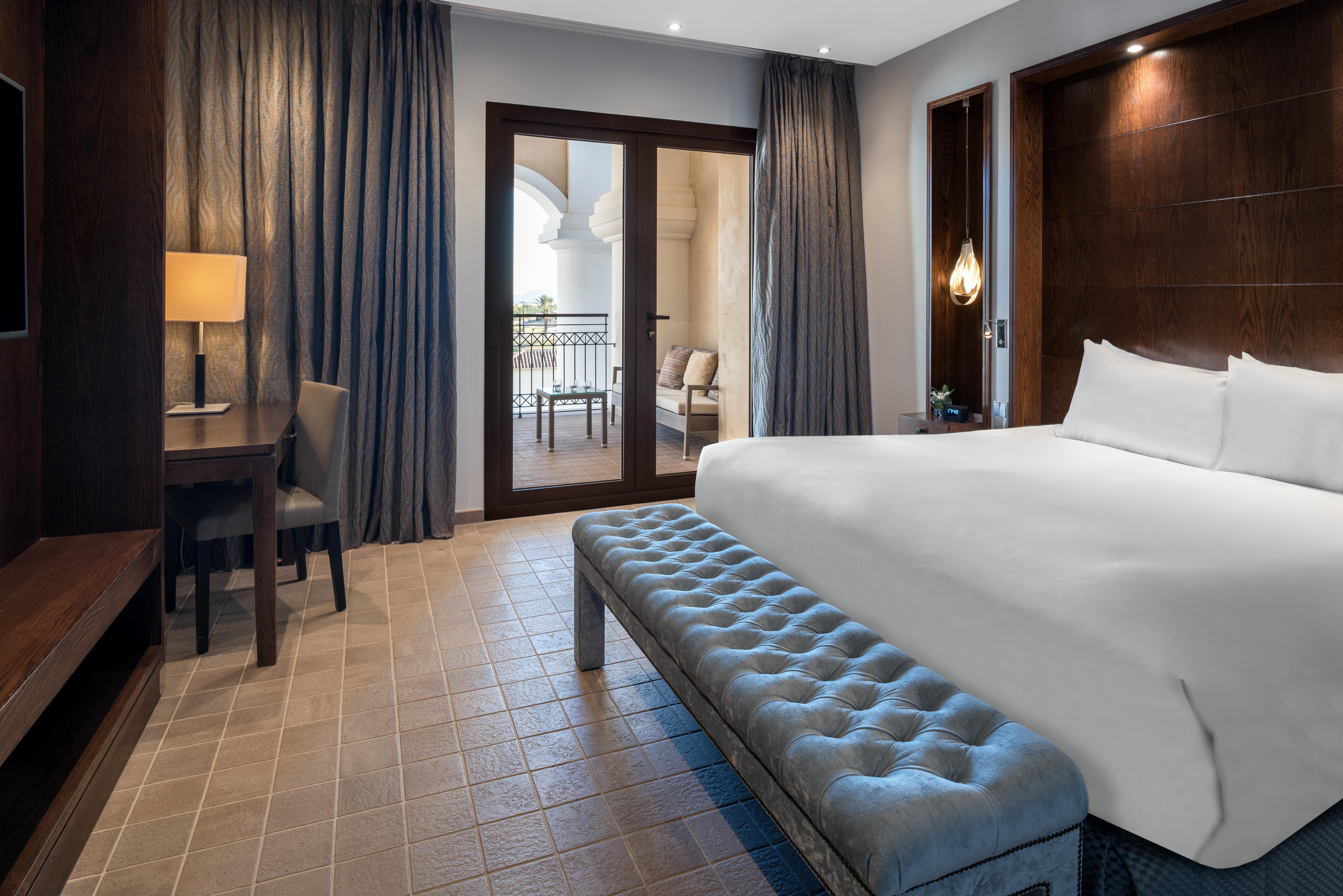 Doubletree By Hilton La Torre Golf Resort Roldán Exterior foto A guest room at the Four Seasons Hotel