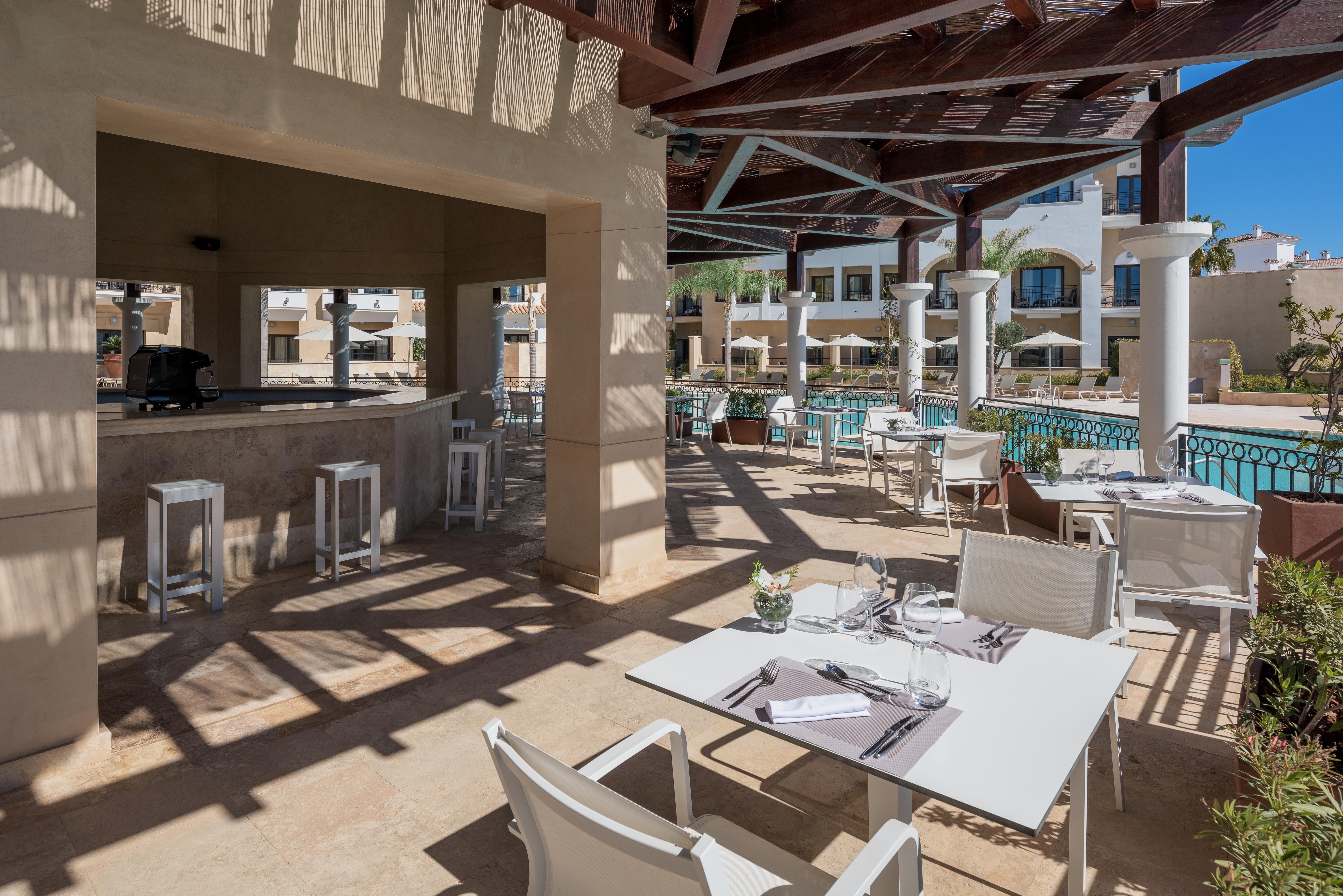 Doubletree By Hilton La Torre Golf Resort Roldán Exterior foto The pool bar at the hotel