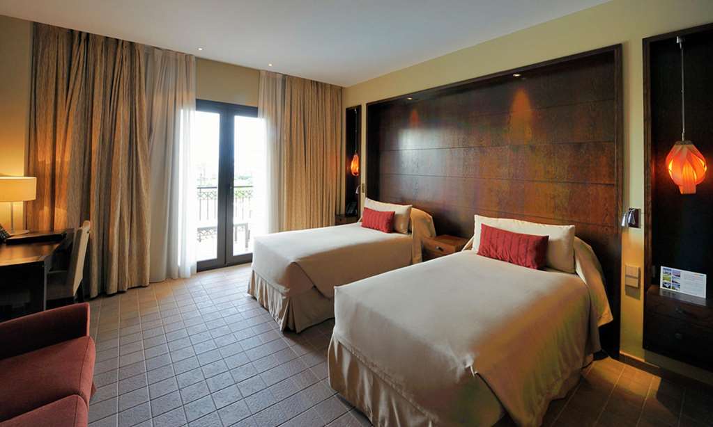 Doubletree By Hilton La Torre Golf Resort Roldán Quarto foto A typical room at the hotel