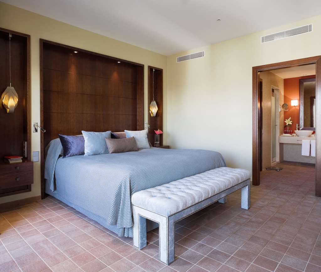 Doubletree By Hilton La Torre Golf Resort Roldán Quarto foto A bedroom at the hotel